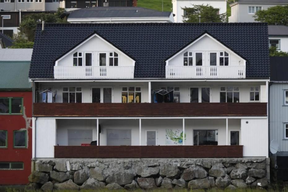Spacious City Center Home By The Sea Klaksvík Buitenkant foto