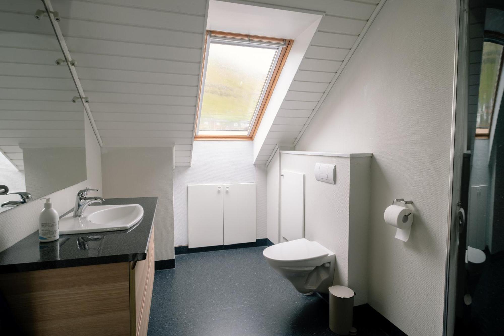 Spacious City Center Home By The Sea Klaksvík Buitenkant foto